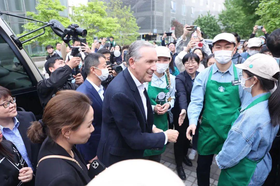 星巴克之父霍华德舒尔茨来中国的这两天有点忙