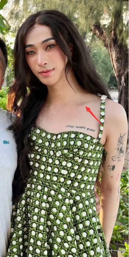 值得一提的是,虽然哈利穿了女主,但近照却非常男相,有种伪娘的既视感.