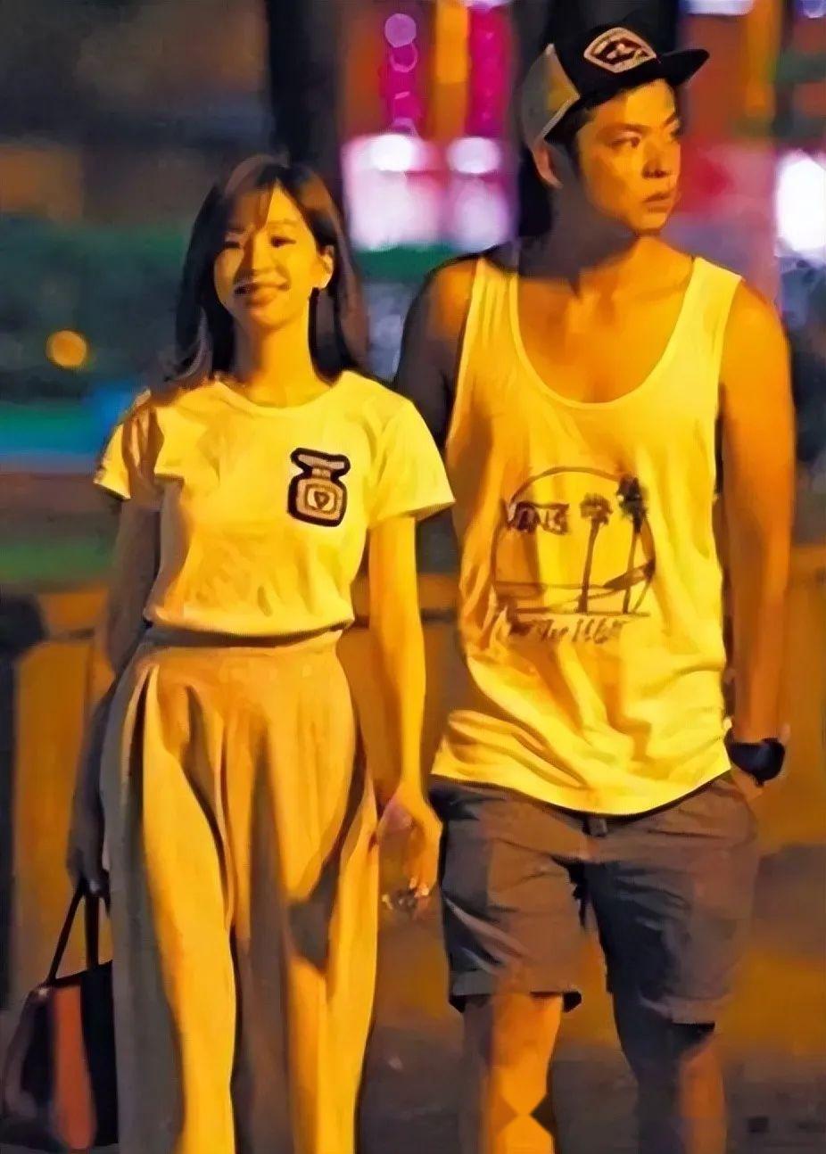 五,2011年,网上流传出王心凌跟姚元浩在沙滩玩耍的视频,两人在视频中