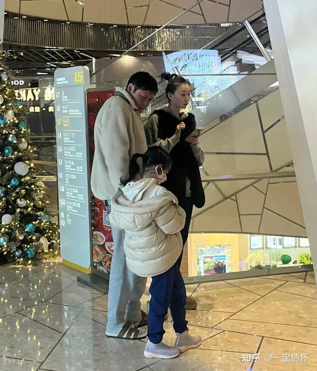 范志毅一家三口逛商场被偶遇7岁女儿好黏他小17岁妻子气质佳