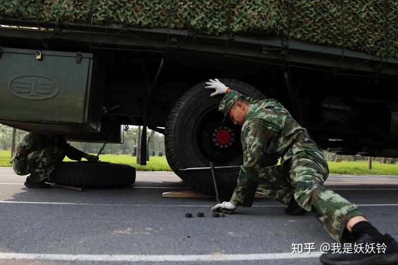 在一次後勤比武競賽海選中,把握住了機會,每天一臺車,一個人,平頭解放