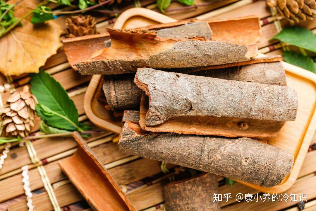 不用刮,香味就很浓郁,生长年份越长的肉桂树,剥下来的肉桂皮越珍贵,且