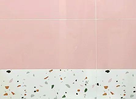 地砖铺满水磨石瓷砖,墙面是粉色瓷砖和水磨石瓷砖搭配,让整个浴室充满