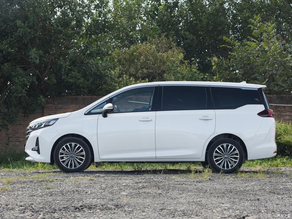 2021款广汽传祺m6的外观上进行了多处细节处的升级,倒梯形的进气格栅