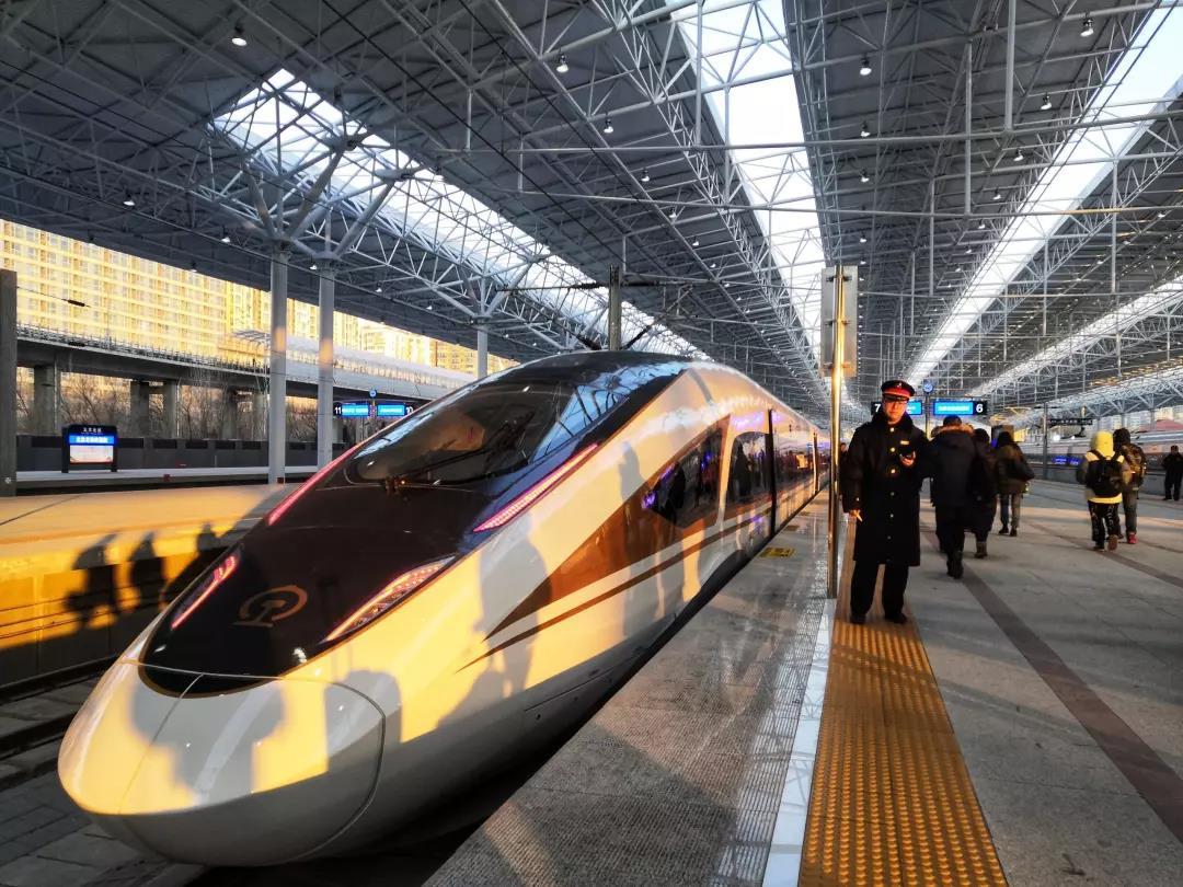 京张高铁实拍图京张高铁连接了北京和河北张家口市,是2022年北京冬奥