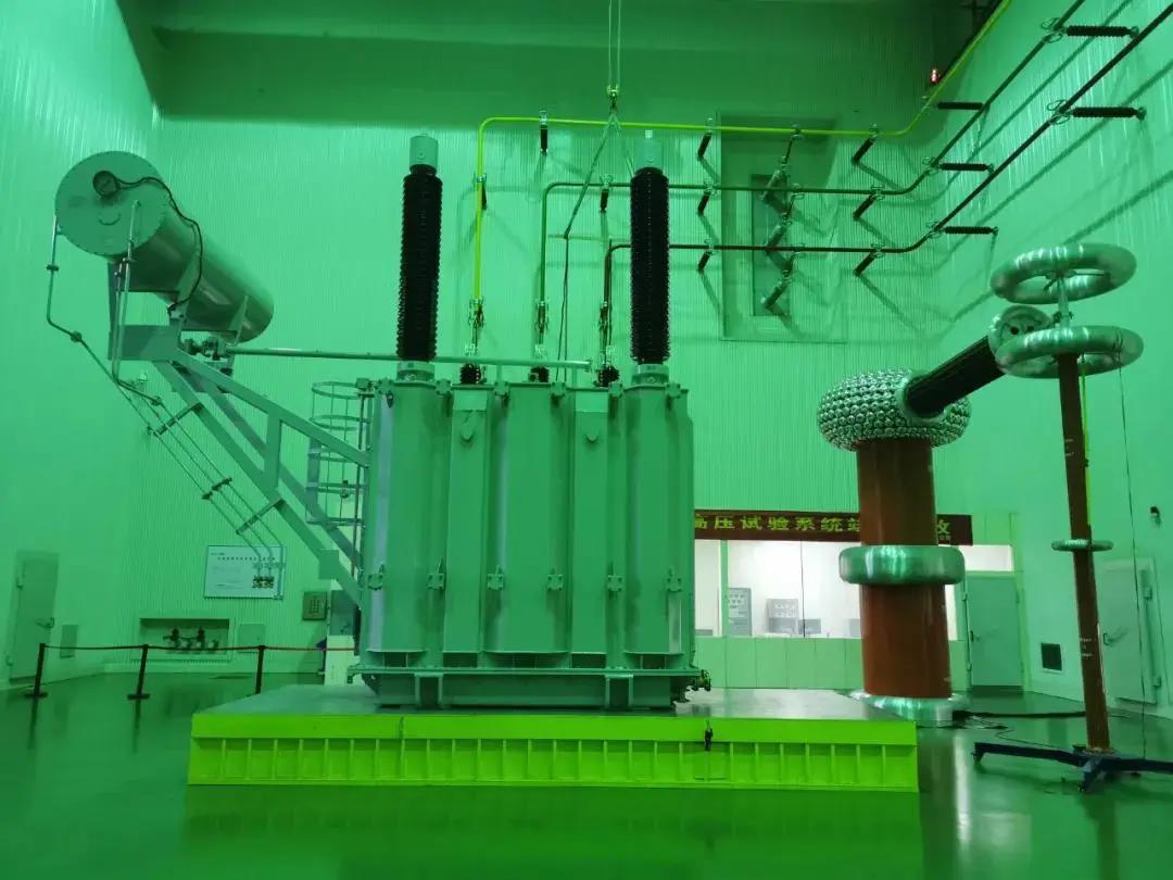 独立生产中电电气首台220kv电力变压器顺利下线