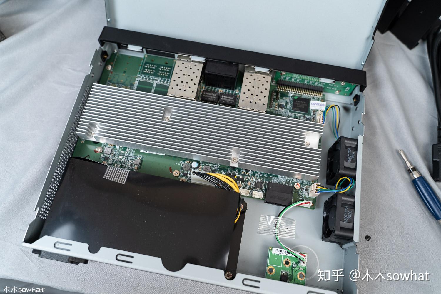 看来万兆交换机工作时的热量应该不小,整体上看内部元件比较规整,主板