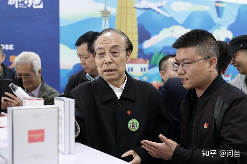 在对曼地亚红豆杉的相关产品进行了解时,该公司高攀先生和刘昌鹏先生