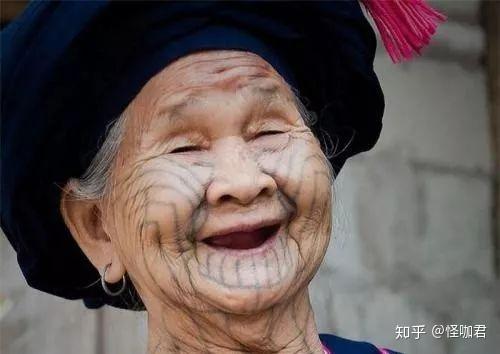 吴国人染黑牙齿,额头刺字,而越国人则剪短头发,在手臂和躯干处纹身