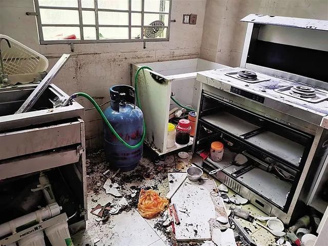 不是吓唬你,这种集成灶会爆炸,掀翻厨房不是问题,购买请拒绝