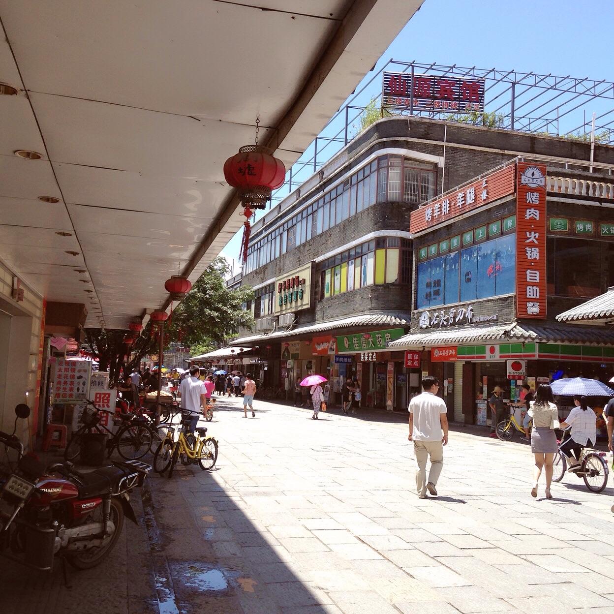 首先是坐到了万胜围站b出口,往右转直走有公交站坐到黄埔村站就会看到