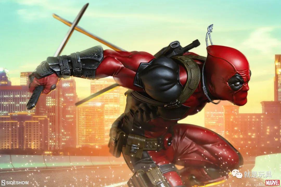 全身肌肉紧绷的造型,和死侍踩在摩托上营造出的不平衡感正好一静一动