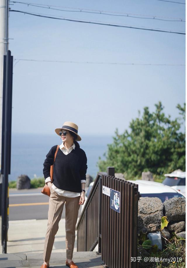 "女神博主"三木秋季新搭配,毛衣叠穿白衬衫,换了帽子美出新高度