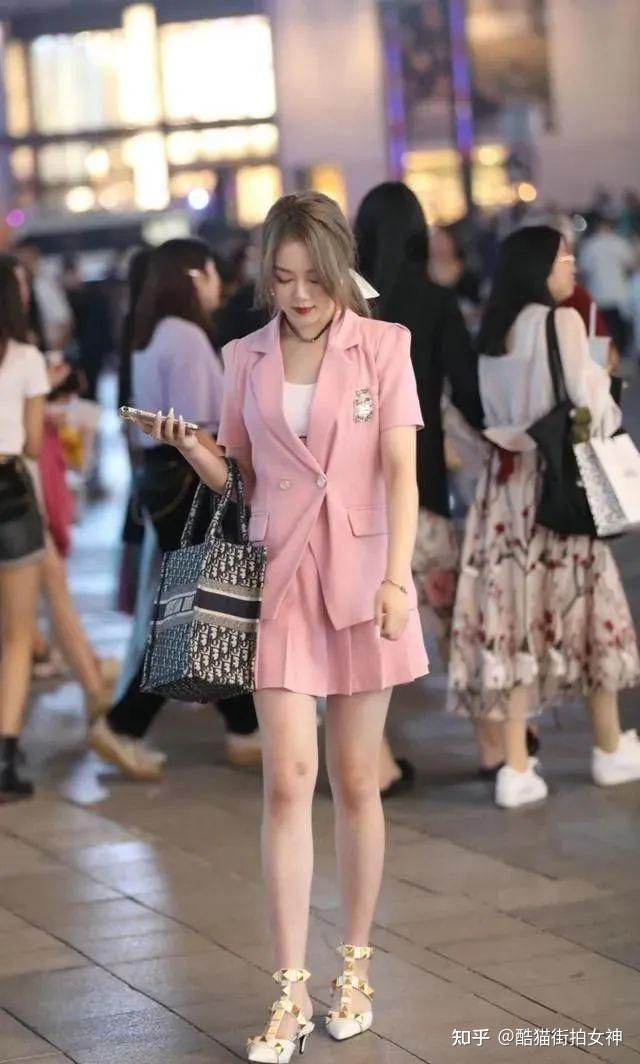 街拍女神:粉色西装裙甜美小姐姐