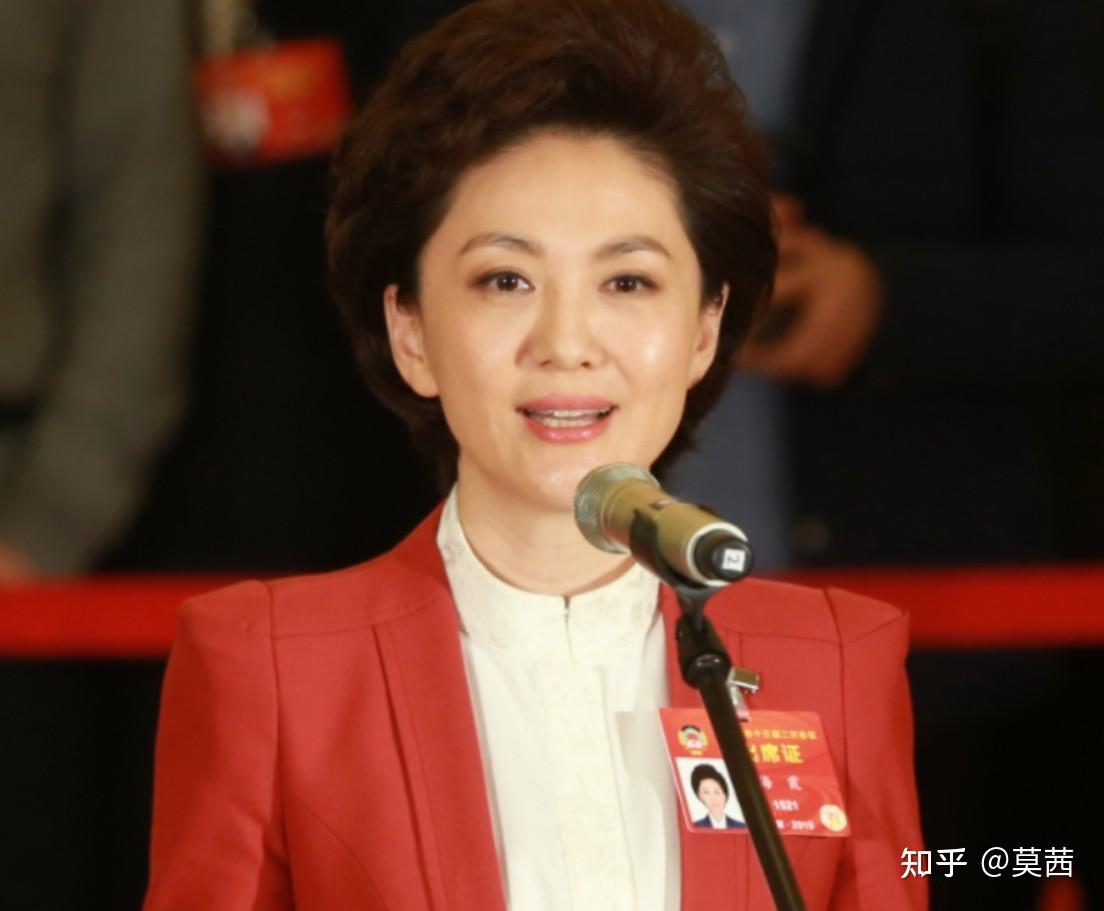 央视主播海霞:嫁清华教授,女儿比她还美,52岁有了"新身份"