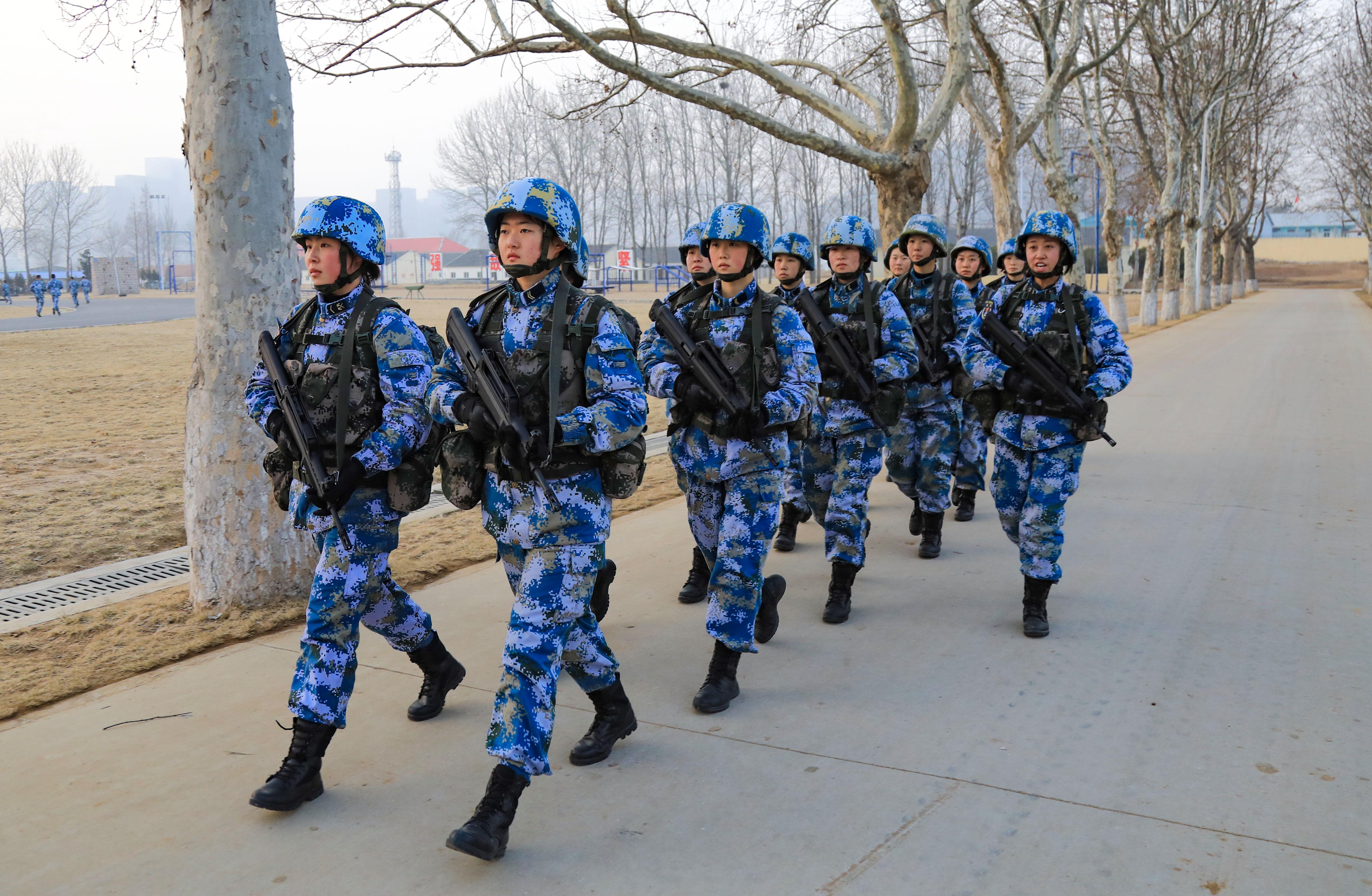 连日来,胶东半岛进入最寒冷时节,而海军陆战队某旅的训练场上,女兵们