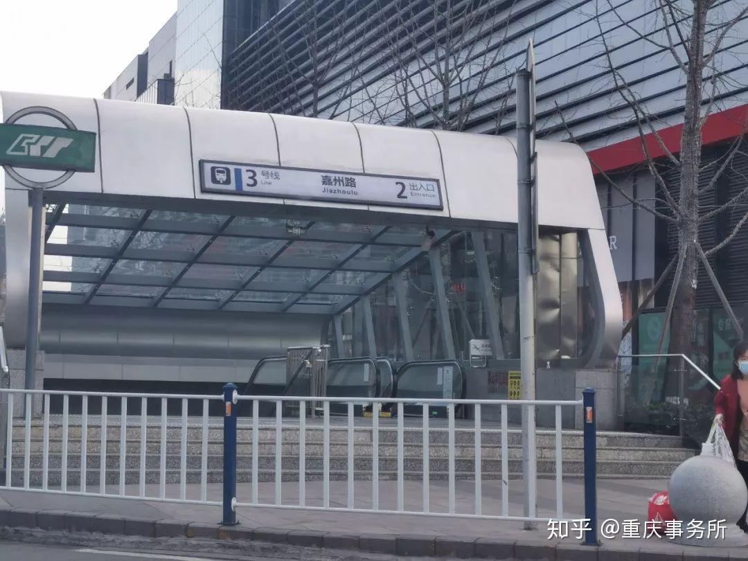 还是有人不戴口罩.往上清寺方向的渝澳大道.出租车正常运营.