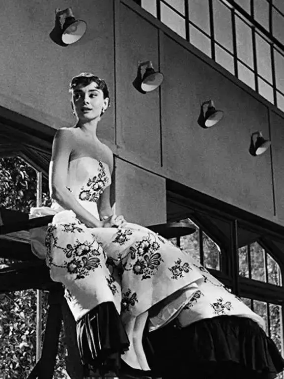 对有着芭蕾舞者身材的赫本而言,恰到好处的一字肩设计,也是展露迷人