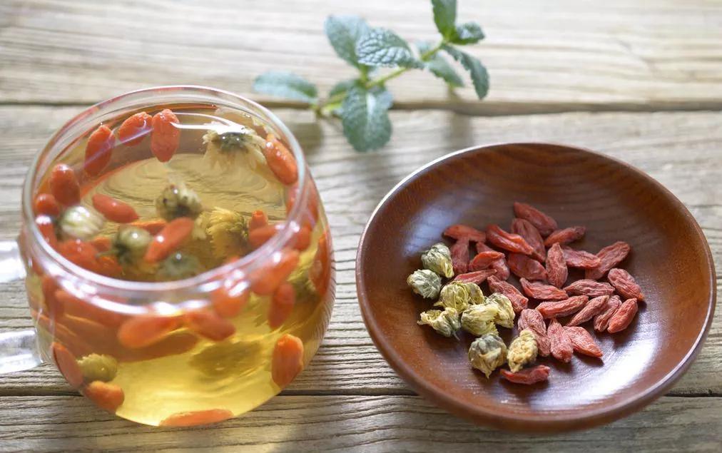 碳水化合物,脂肪,维生素,矿物质等要保持相应的比例,五味不偏;尽量少