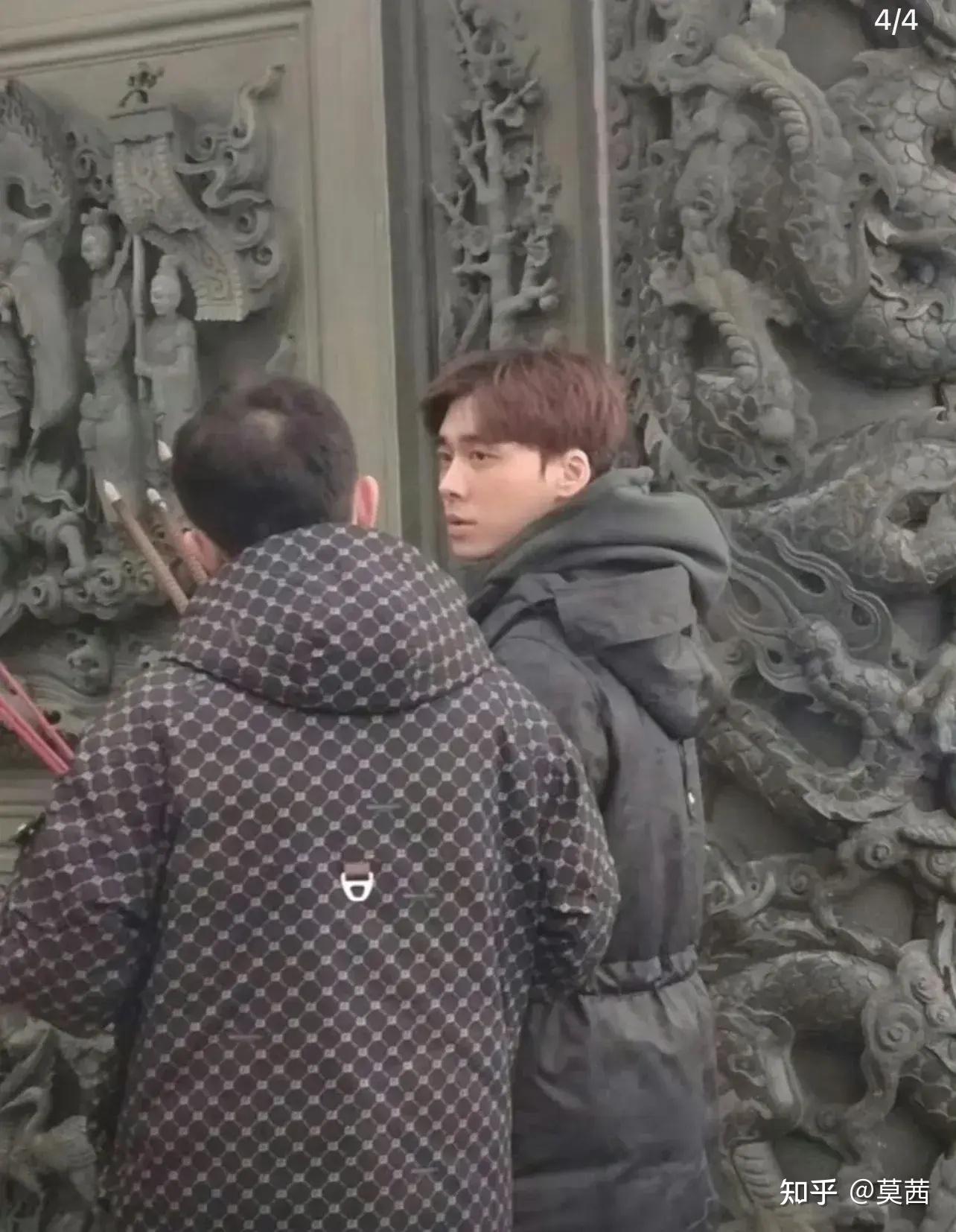 李易峰寺庙祈福,穿黑袄子留中分,驼背如路人,退圈后星味全无 - 知乎