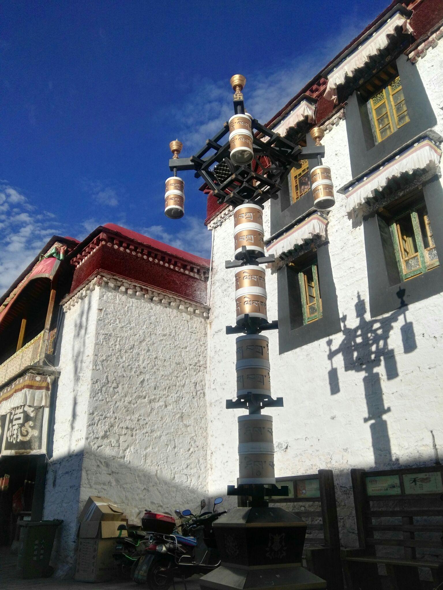 许愿过后,朋友带我回到八廓街的小巷里,这里是另一番天地,文艺气息