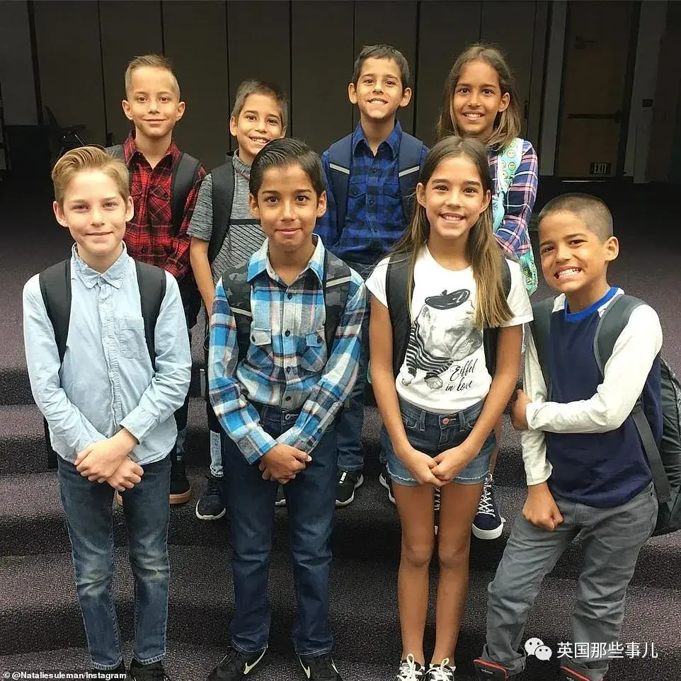 当年她生下8胞胎后一人养育14个娃现在这群娃全长这么大了