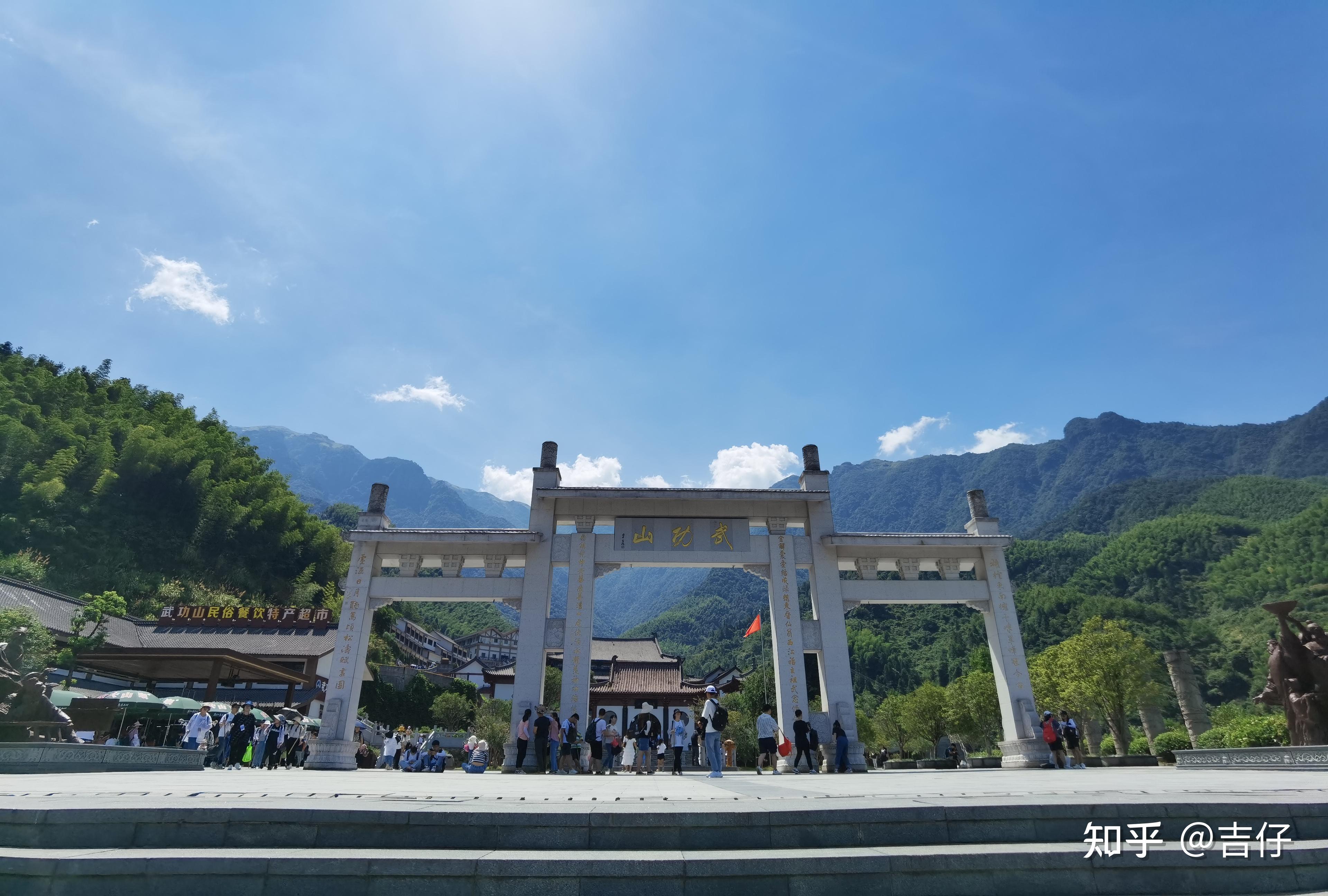 到達萍鄉武功山風景區後,在【換乘站】乘坐免費接駁車到達【石鼓寺