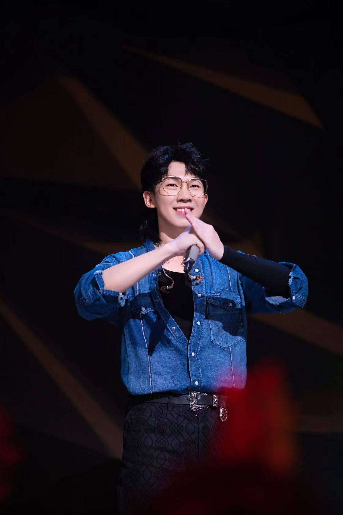 哥哥版《see you again》舞台爆燃 白举纲钢琴弹唱惊艳开场