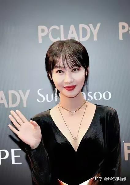 李菲儿穿丝绒外套优雅迷人 v领风格秀美肩 减龄刘海是亮点 