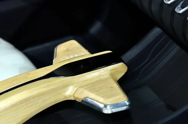 汽车换挡手球设计趋势:几何异形材质混搭