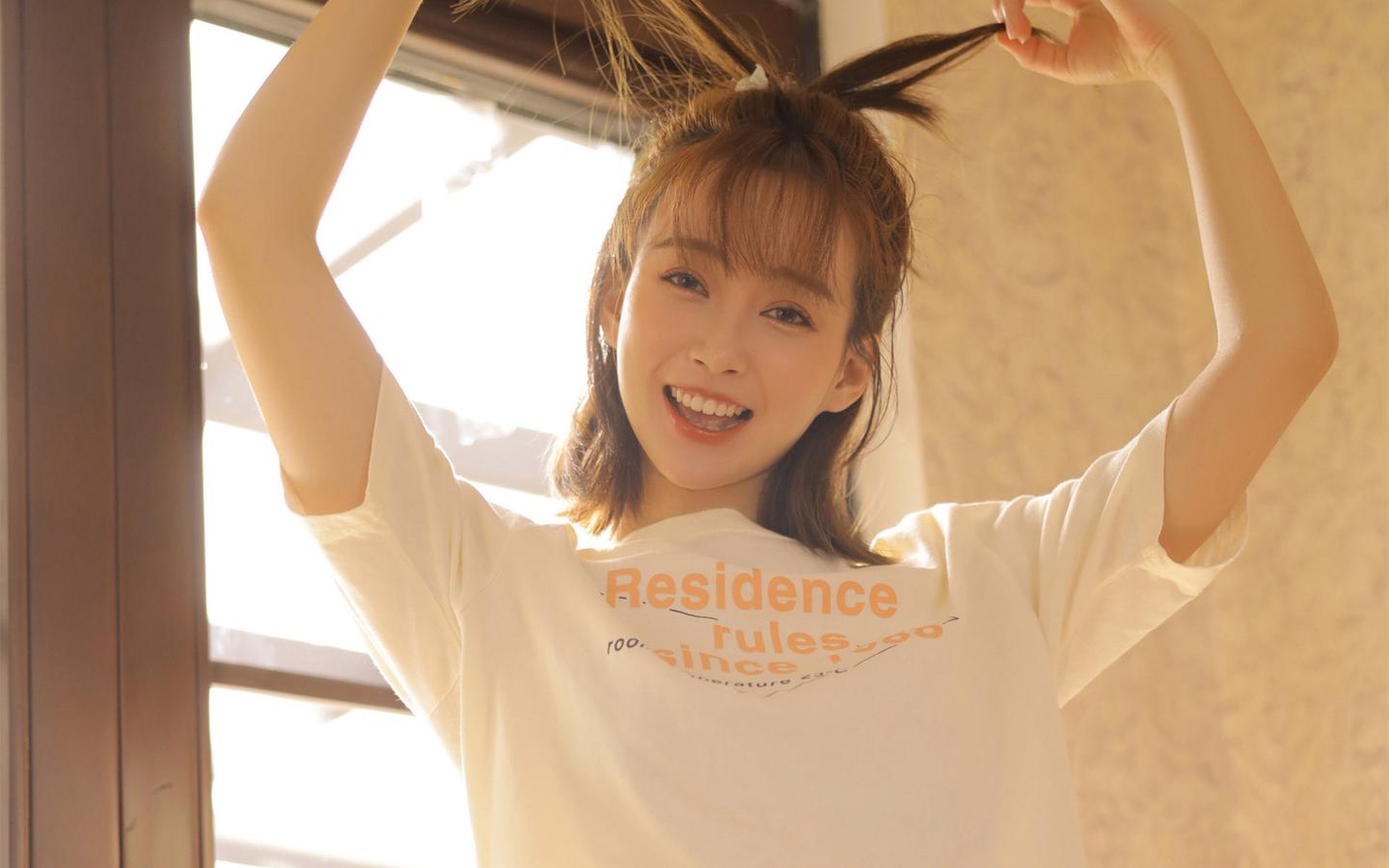 开朗阳光美女图片壁纸