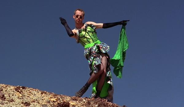 从脏水王朝到血战钢锯岭浅谈雨果维文塑造的银幕父亲形象