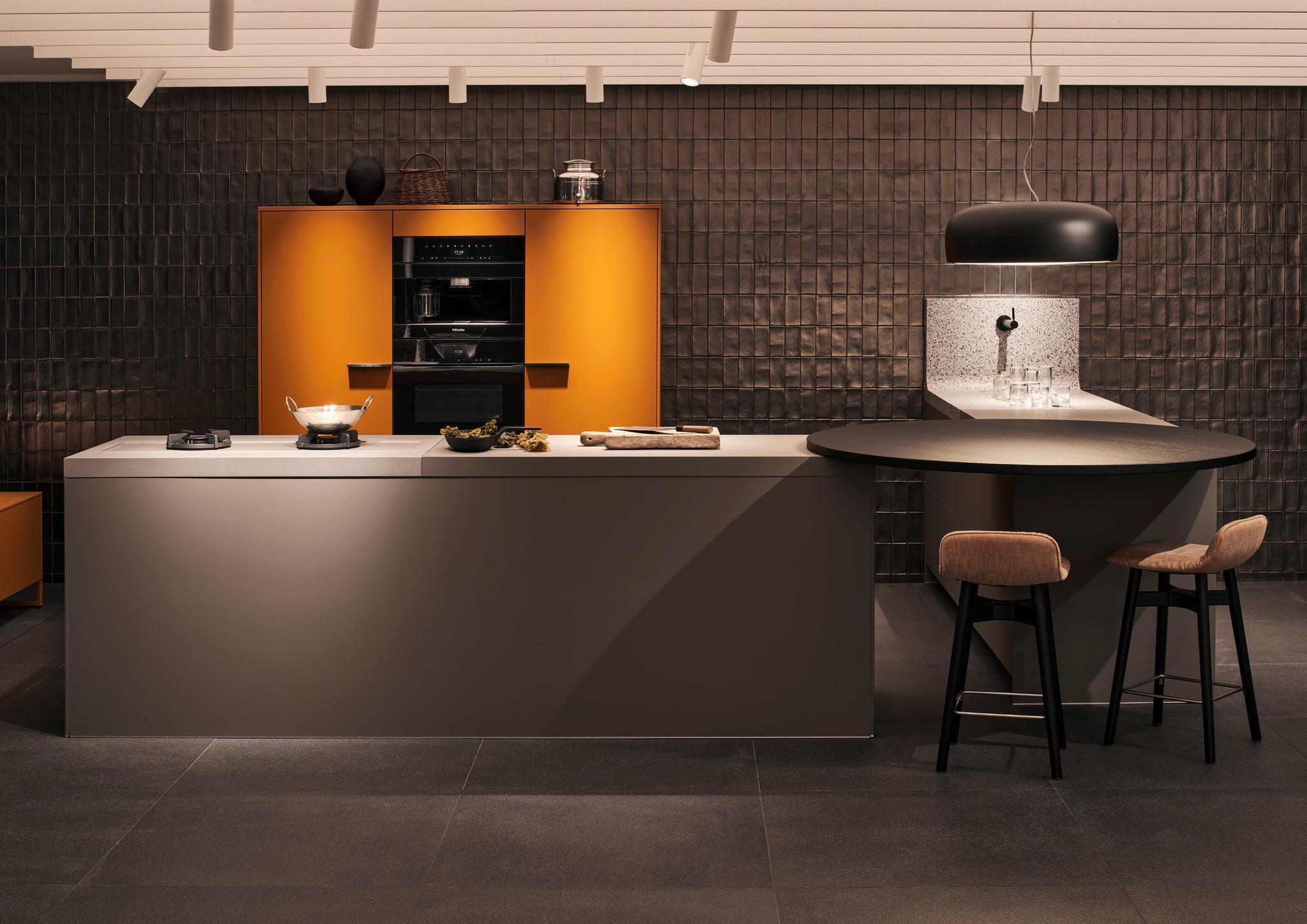 的变化,并与时俱进地把他们体现在材料的选择,颜色的应用和设计风格中