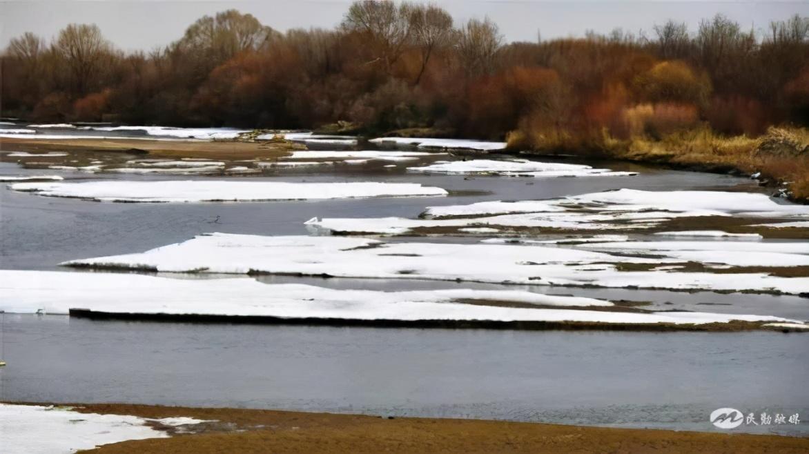 民勤春之韵石羊河冰消雪融景色美