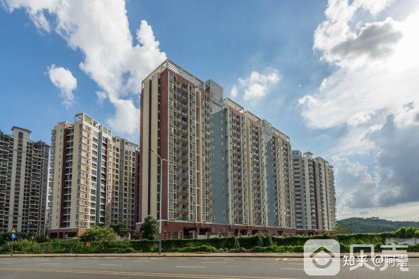 红本的如深圳龙岗的《新翠雅苑》和坪山的《竹韵花园》都是拆迁安置房