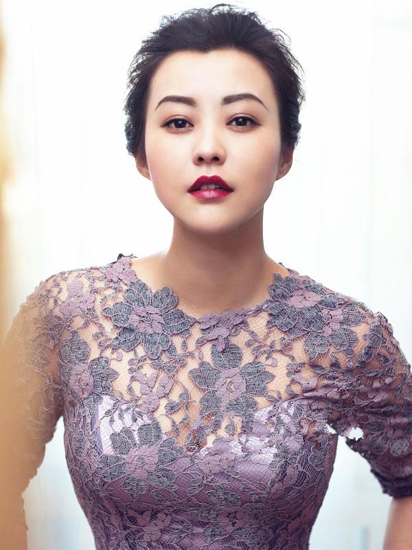 郝蕾新官上任好阔气穿印花套装好有型举止成熟文雅