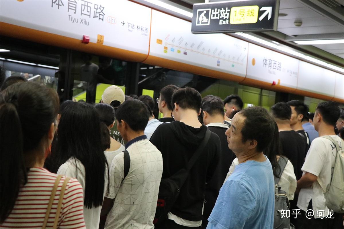 广州地铁体育西路站被网友称为地狱西全是人人人