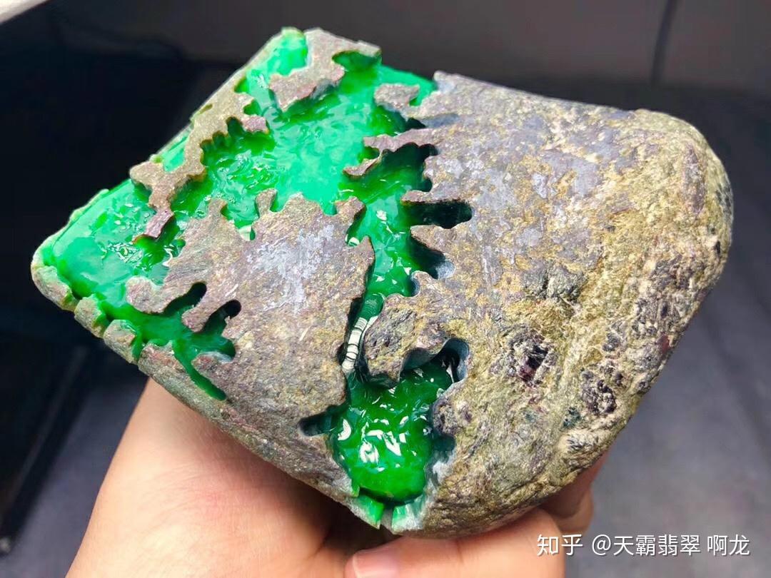 翡翠玉石南齐场口高色阳绿大腕明星级收藏品