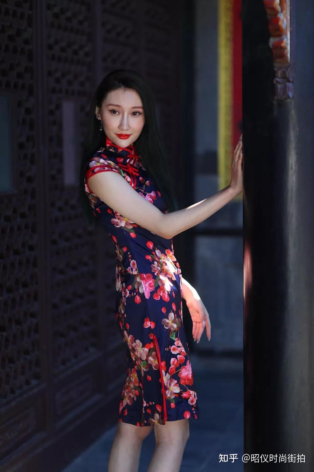 国潮街拍美女旗袍小姐姐长得很妖娆