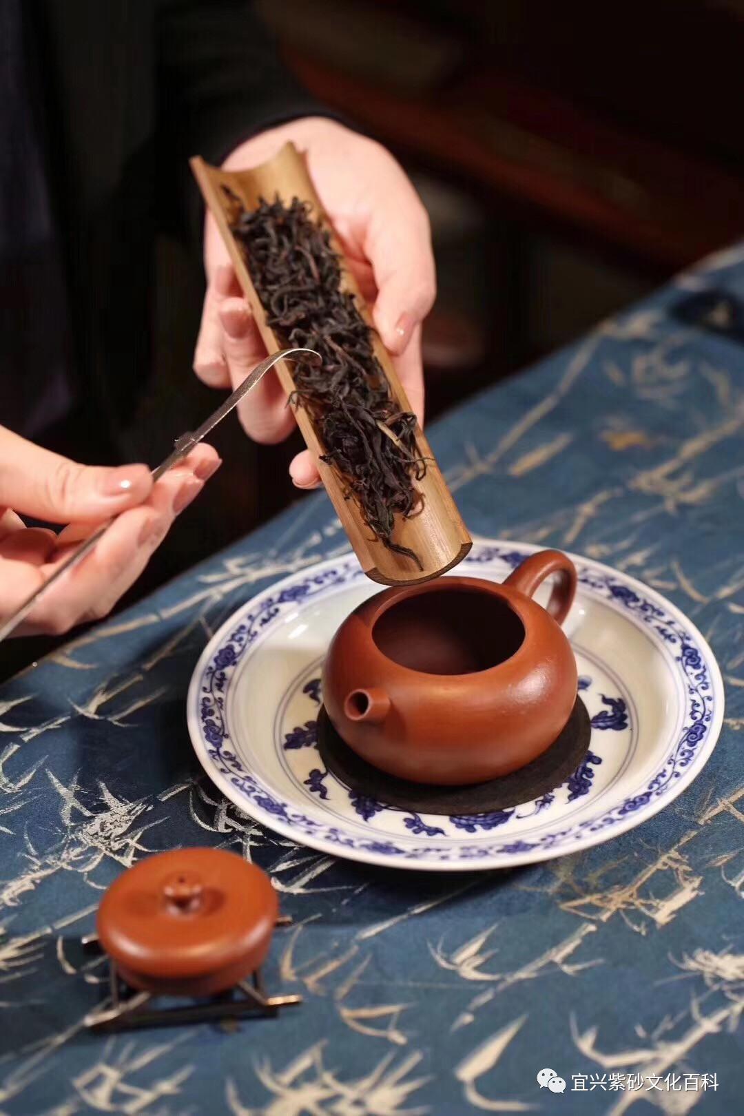 此外绿茶主要喝其鲜爽,但紫砂壶会残留茶叶的气息,泡茶时陈香释放,会