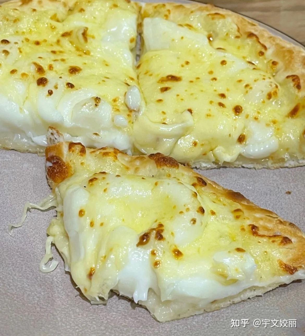 在一家店中吃到了一款芝士酸奶披萨,虽然听起来有点黑暗,但是吃着会