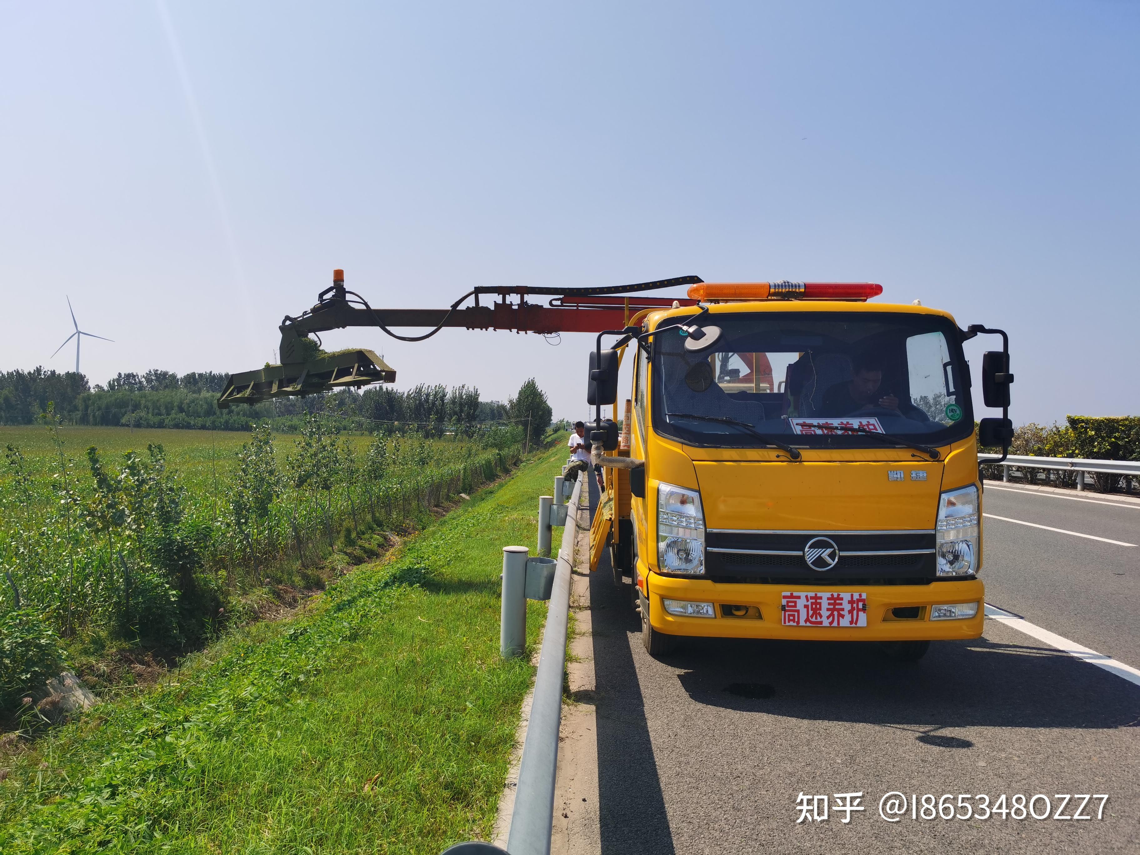 高速路中分隔离带割割草机车载式绿篱修剪机高速大型绿篱机专业生产小