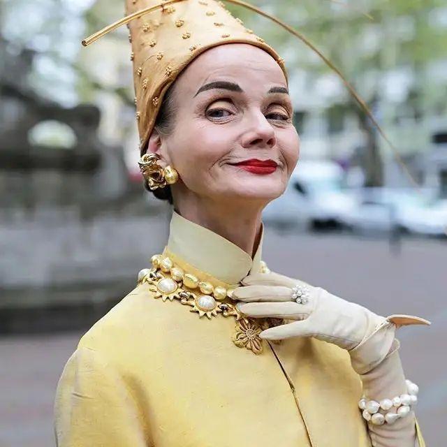 68岁奶奶穿制服买菜火了女人也可以老来俏年龄增长时尚不变