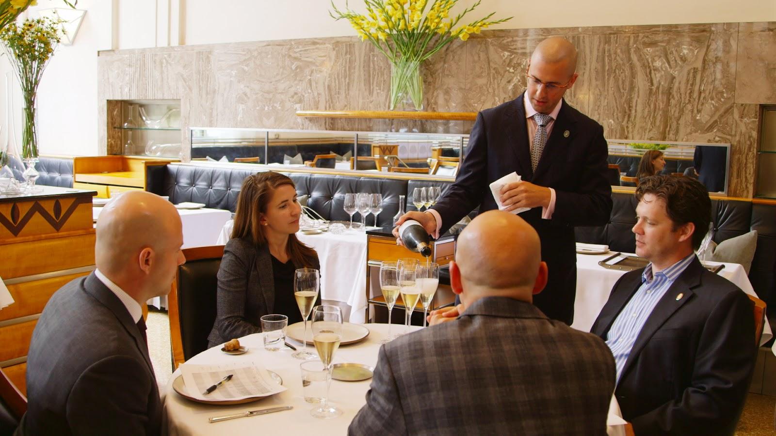 西餐厅服务员倒红酒时为什么会先请主人品尝一小口