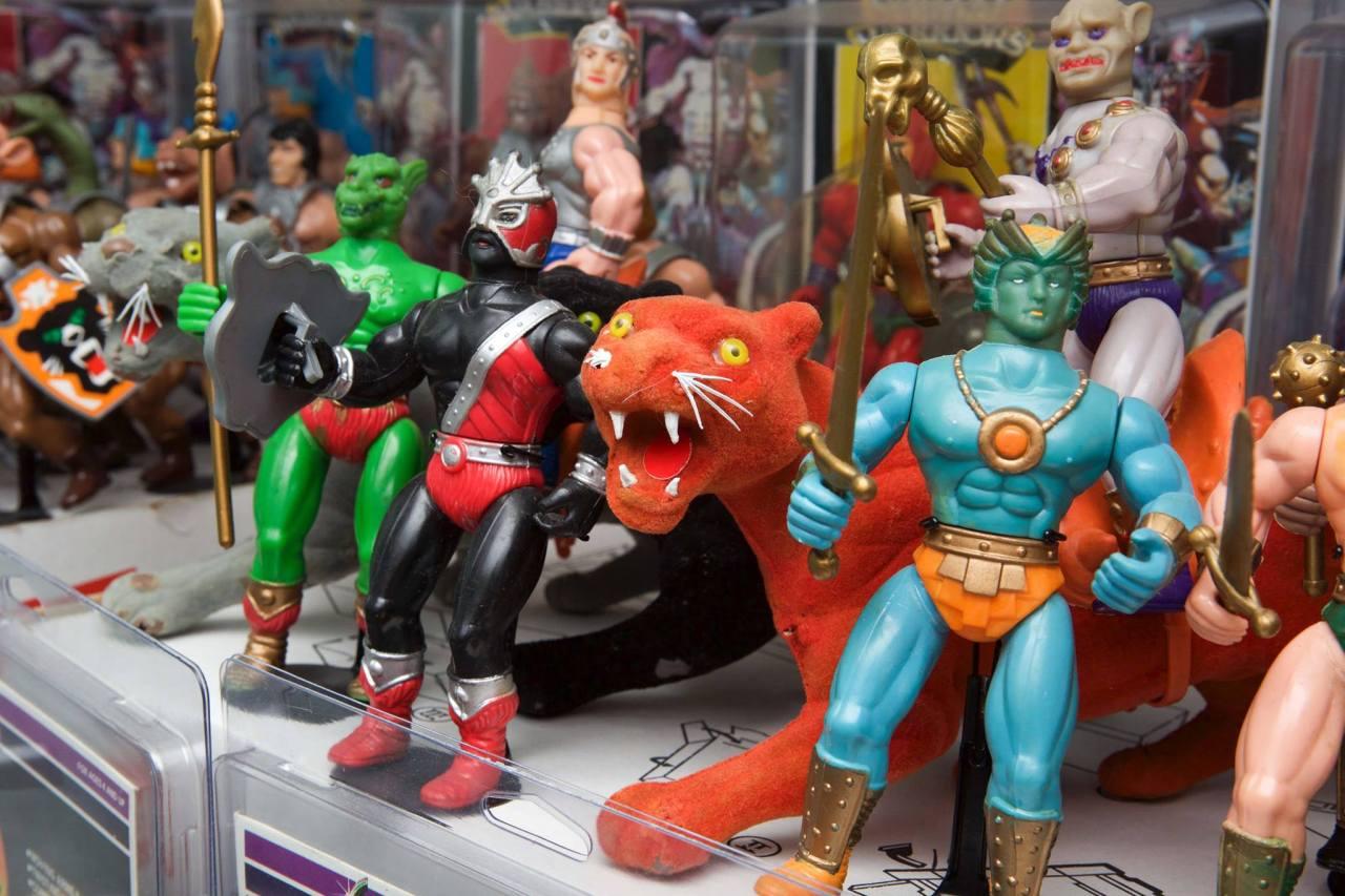 哈哈我觉得上图这个伞蜥类似的生物长得反而更亮眼……周