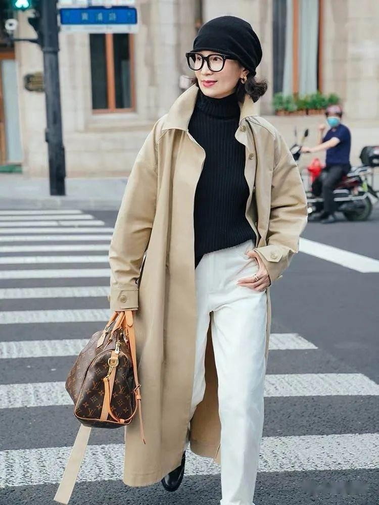 建议中年女性春季穿风衣阔腿裤要记住3要3不要很洋气