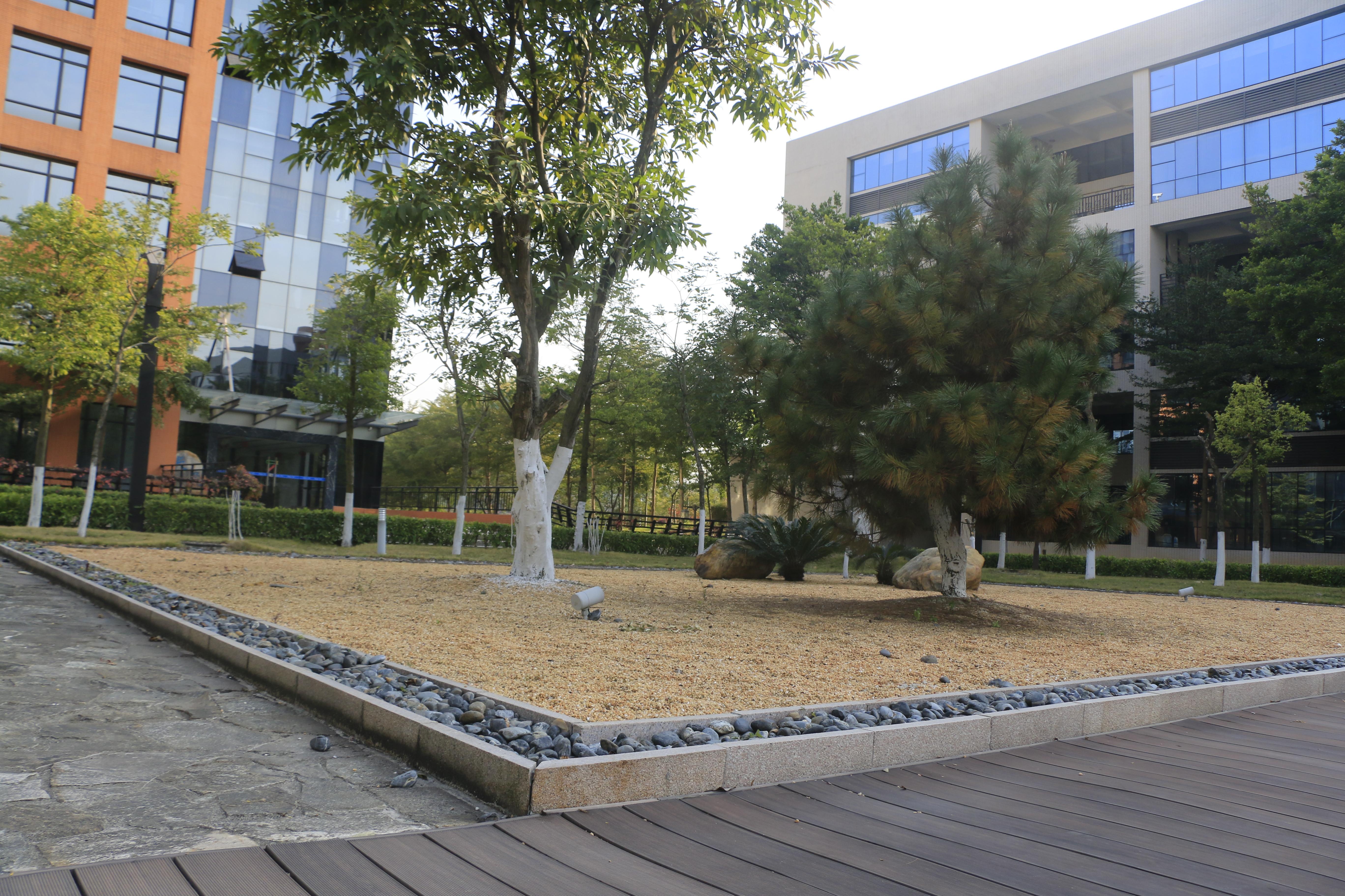 如果把整个居住区看作是一座大房子,那么休闲广场就是客厅,重点是展现