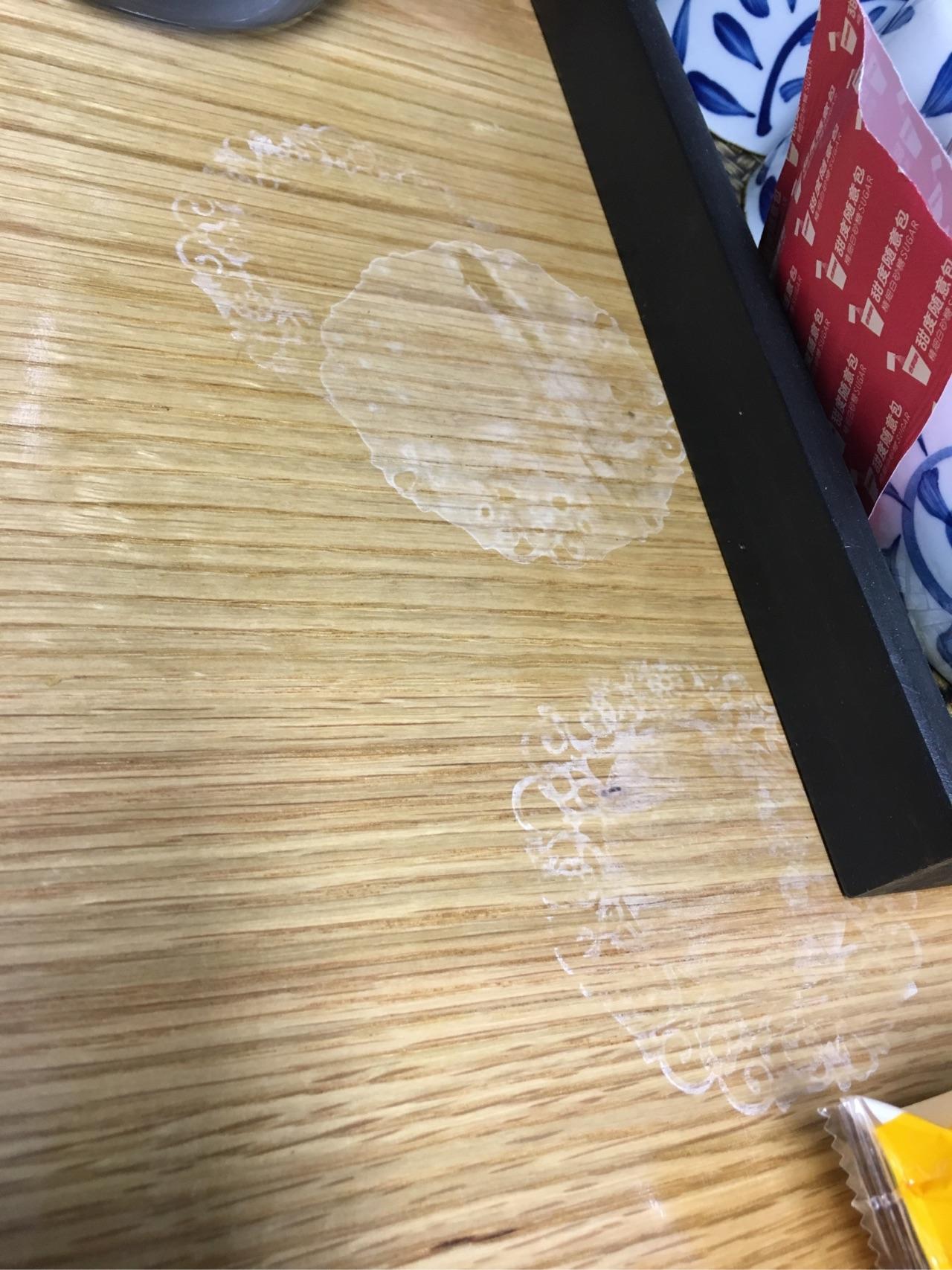 跪求硅胶杯垫用完桌上白色印记怎么去除