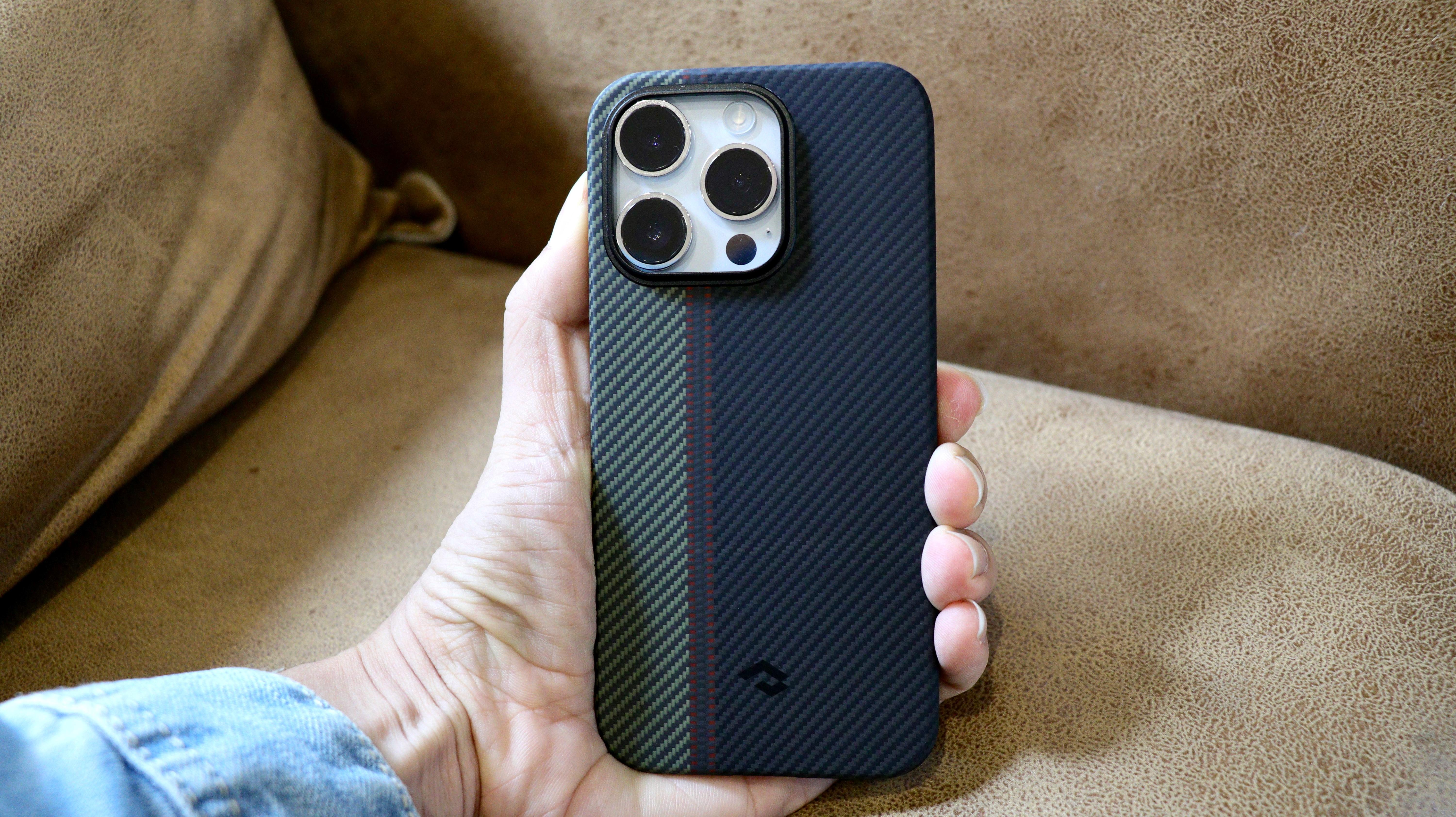 上手第一印象是真的纤薄轻盈,两款手机壳最薄处仅为0