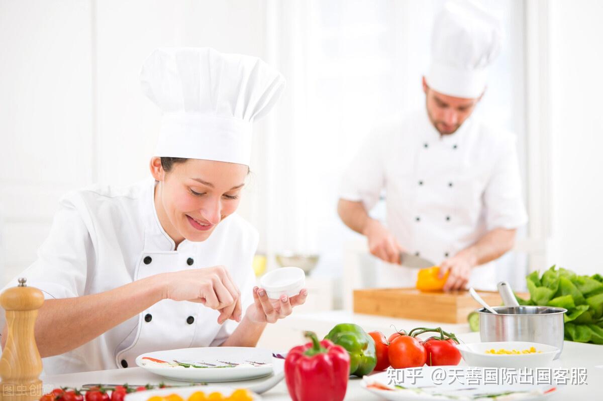 劳动报-近百名“顶级厨师”齐聚第三届华食展中国预制菜烹饪锦标赛，秀出厨艺与雕刻技艺